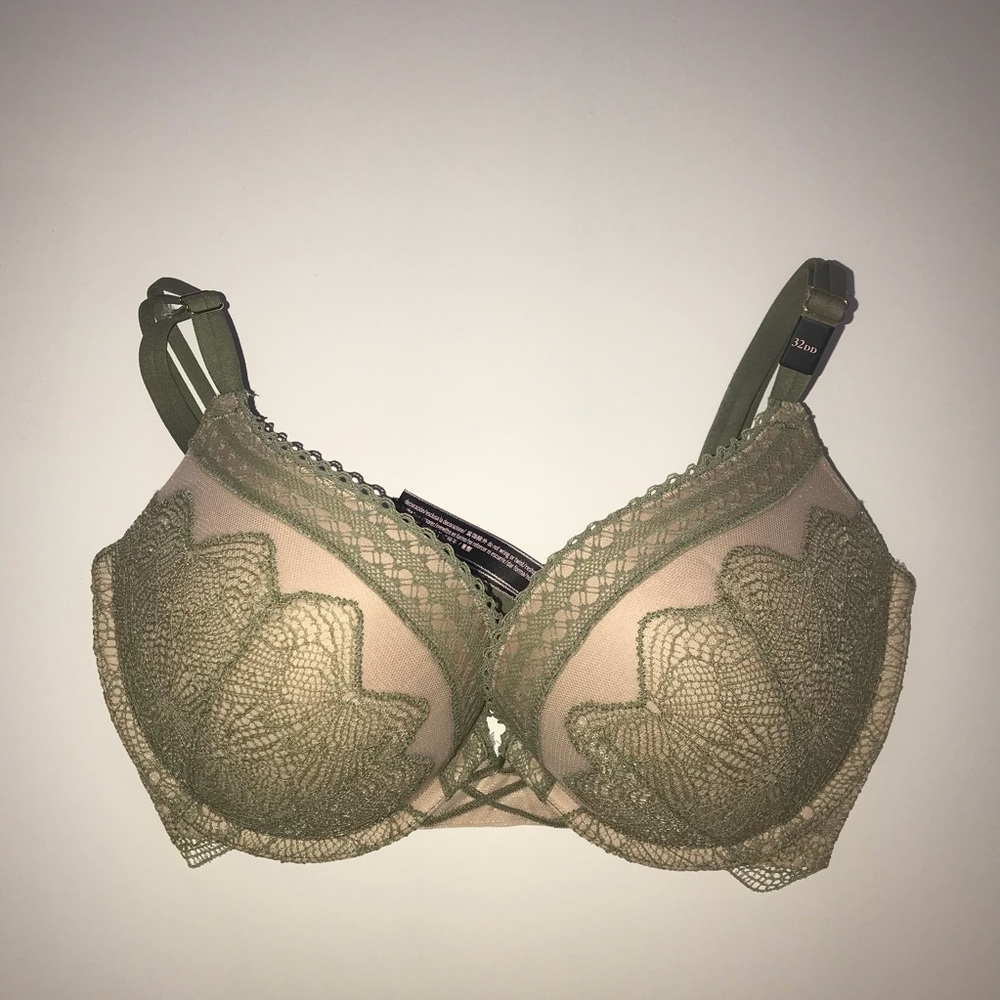Victoria’s Secret lace bra 32DD
